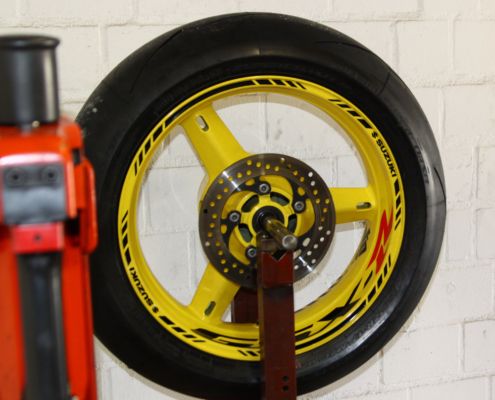 Motorradwerkstatt Lemgo, Motorrad Reifen kaufen, Reifenservice, Radwechsel Motorrad, Rad auswuchten
