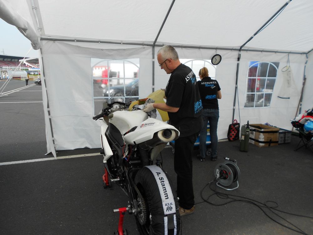Rennmotorrad aufbauen, Motorradwerkstatt Lemgo, Motortuning Motorrad, Team in Most 2013